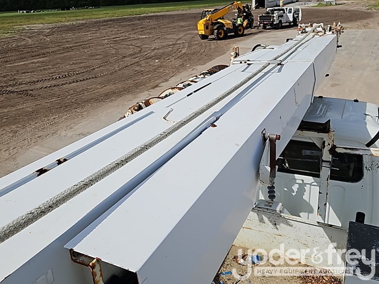 2011-freightliner-m2-106-image-26