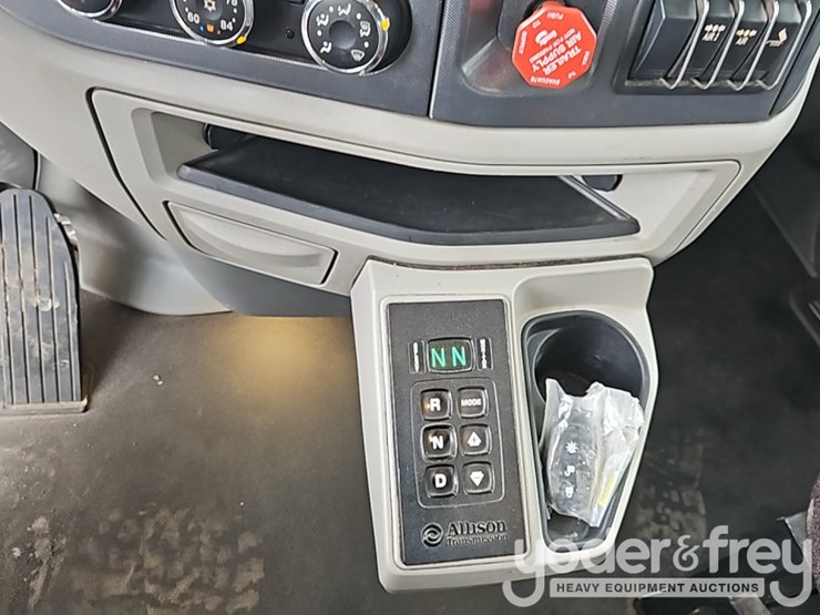 2021-peterbilt-567-image-31