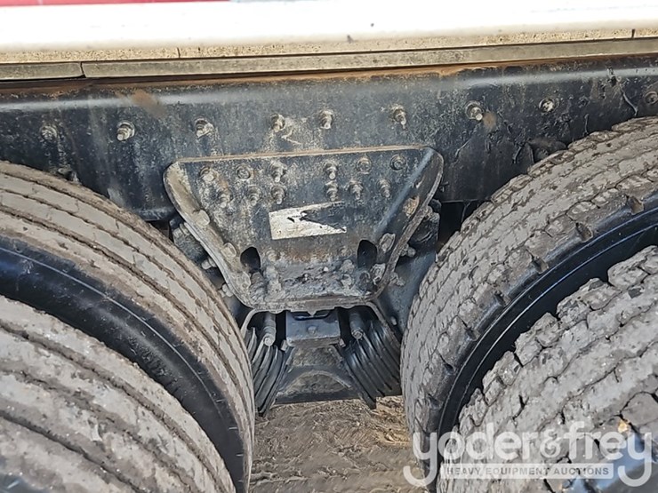 2016-freightliner-114sd-image-18