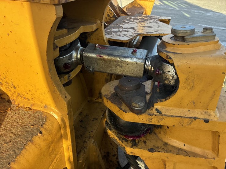 2016-caterpillar-d6n-lgp-image-18