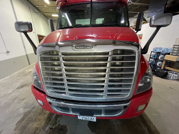 #6227-•-2018-freightliner-cascadia-day-cab-semi-truck-(title-in-delay)-image-17