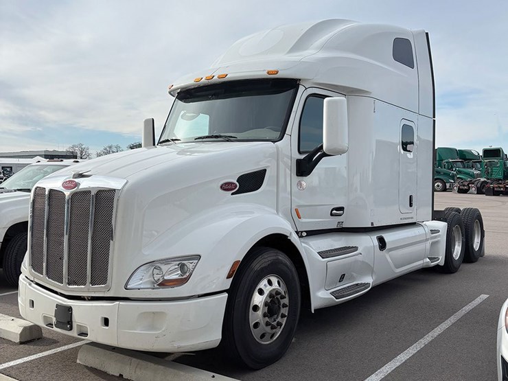 2021-peterbilt-579-image-1