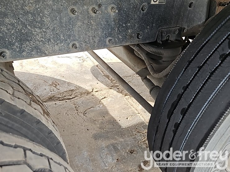 2021-peterbilt-567-image-10