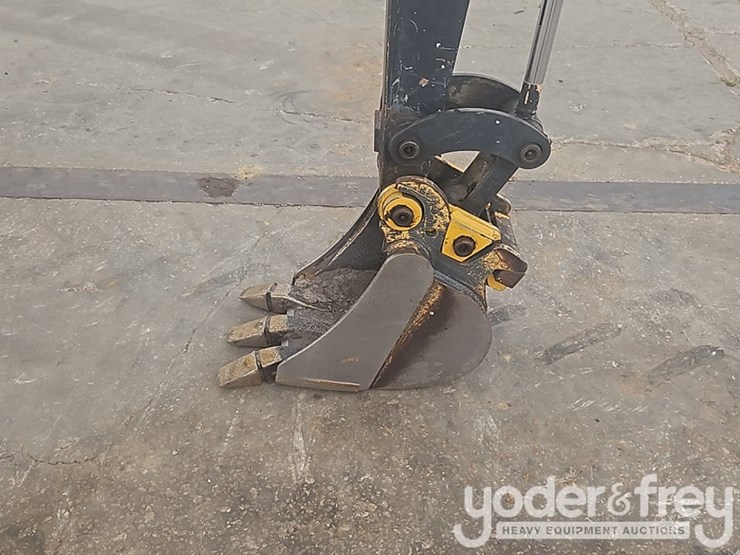 2018-deere-17g-image-8