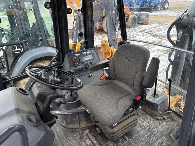 2022-john-deere-310-image-10