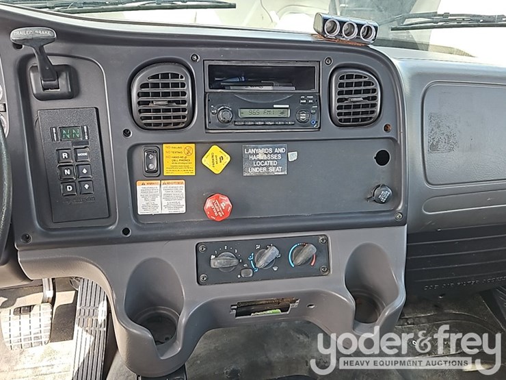 2011-freightliner-m2-106-image-39