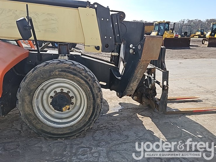 2016-jlg-1055-image-9