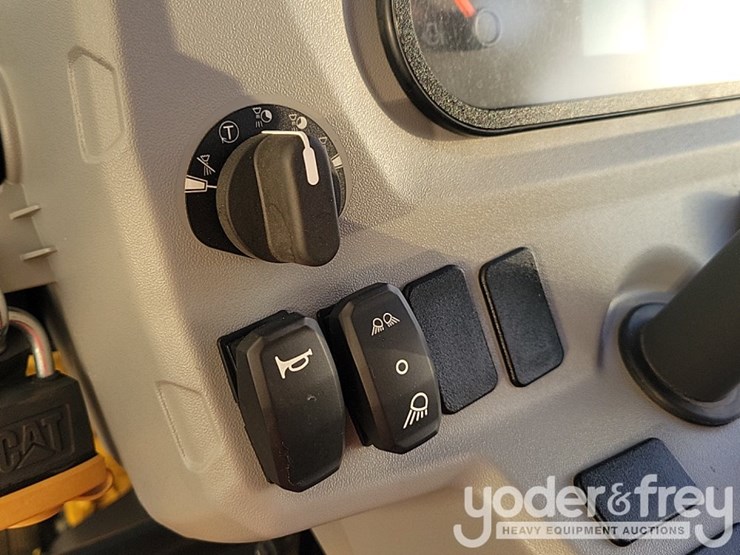 2025-caterpillar-cb4.0-image-32