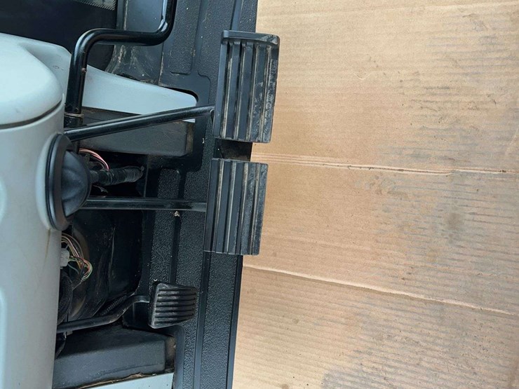 2012-new-holland-275-image-25