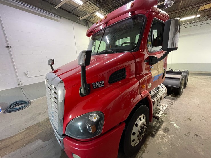 #6227-•-2018-freightliner-cascadia-day-cab-semi-truck-(title-in-delay)-image-16