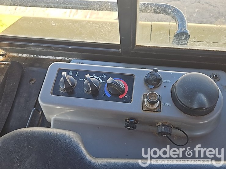 2023-komatsu-d71px-24-image-30