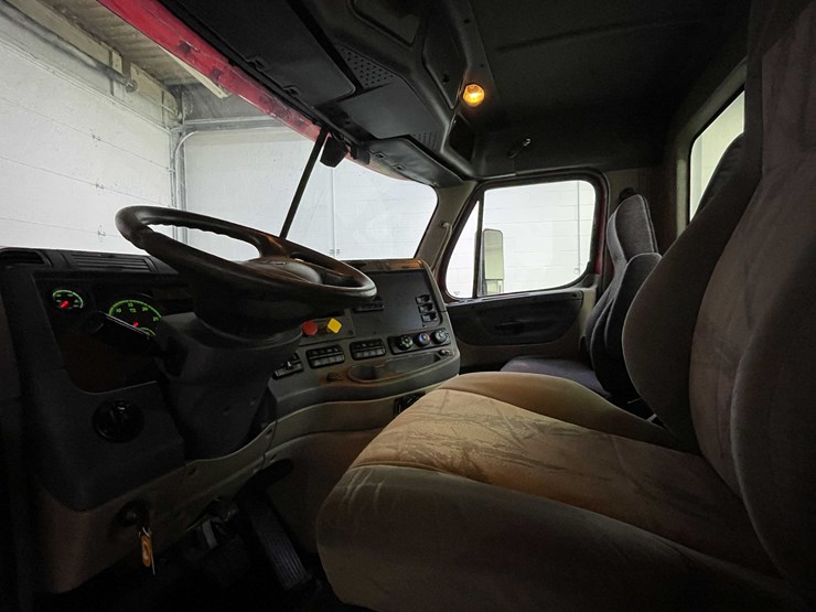 #6227-•-2018-freightliner-cascadia-day-cab-semi-truck-(title-in-delay)-image-80