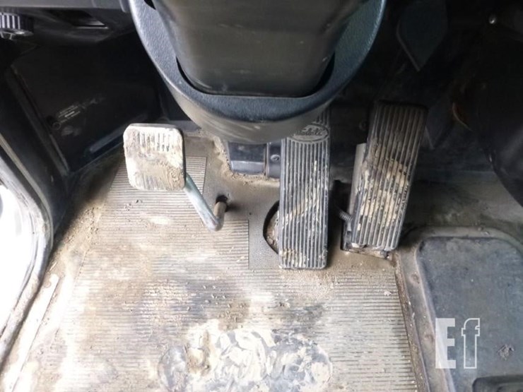 2000-peterbilt-330-image-10