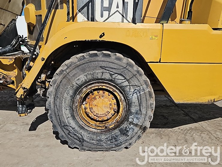 2016-caterpillar-725c2-image-10