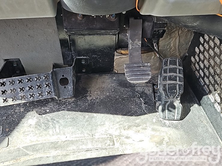 2016-caterpillar-725c2-image-39