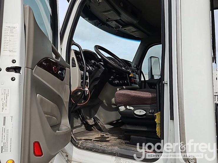 2021-peterbilt-567-image-27