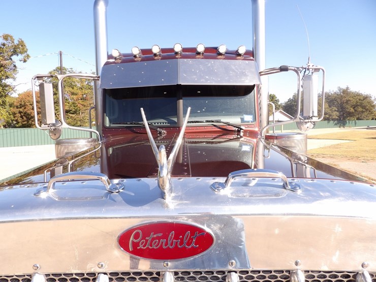 2022-peterbilt-389-image-31