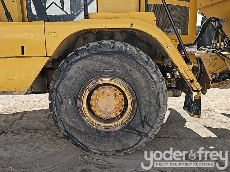 2016-caterpillar-725c2-image-12