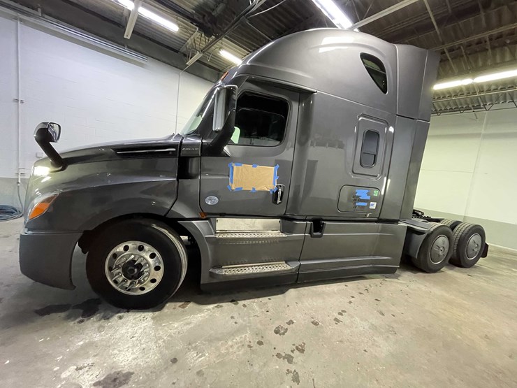 #6224-•-2022-freightliner-cascadia-semi-truck-(title-in-delay)-image-9
