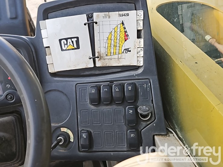 2017-caterpillar-tl642d-image-27