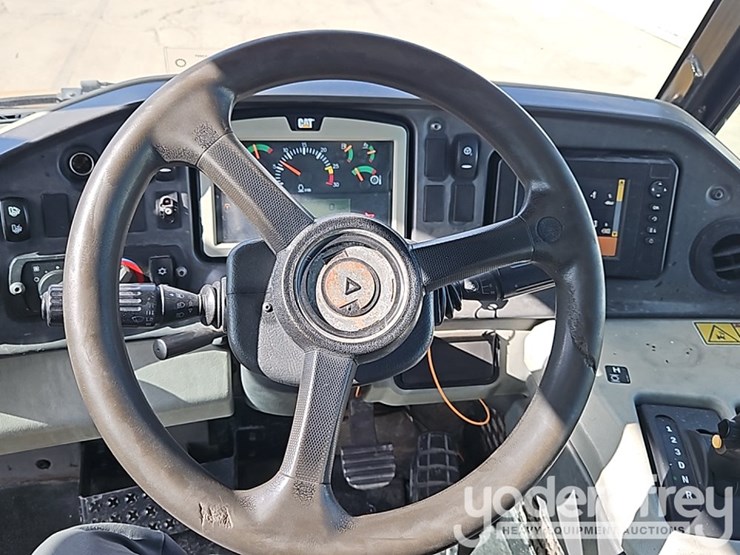 2016-caterpillar-725c2-image-42