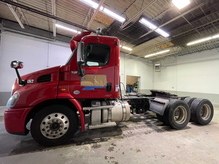 #6227-•-2018-freightliner-cascadia-day-cab-semi-truck-(title-in-delay)-image-9