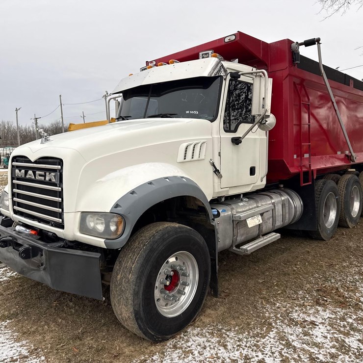 2016 MACK GRANITE GU713