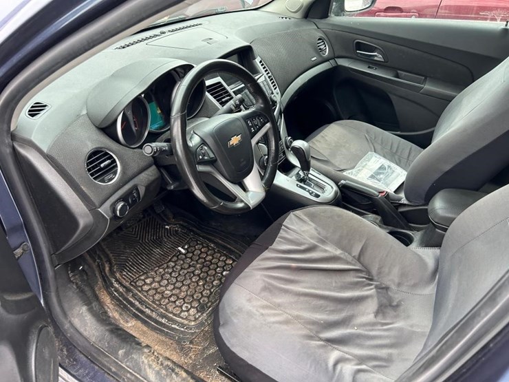 2014-chevy-cruze-car-image-8