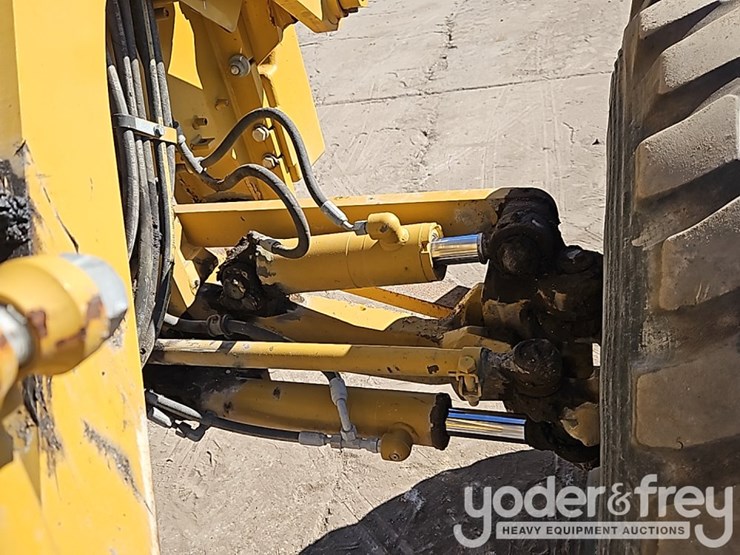 2019-caterpillar-12m3-image-15