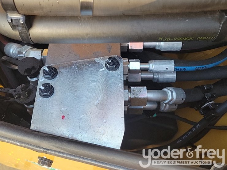 2025-caterpillar-cb4.0-image-12