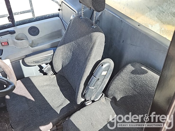 2016-caterpillar-725c2-image-31