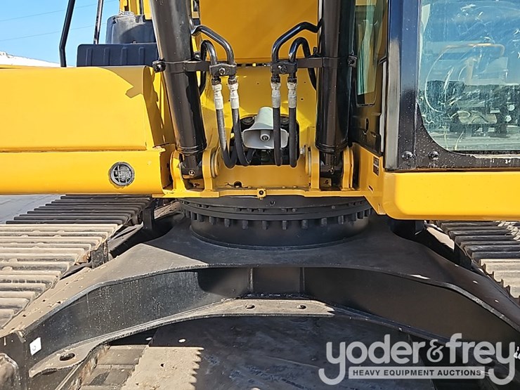 2020-caterpillar-320-image-21