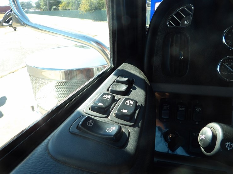 2022-peterbilt-389-image-44