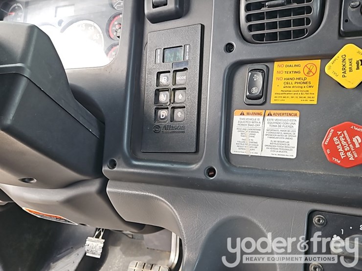 2011-freightliner-m2-106-image-41