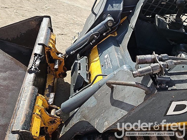 2016-deere-317g-image-16