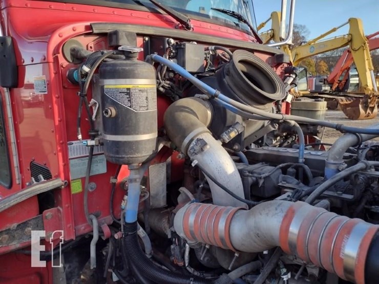 peterbilt-330-image-17