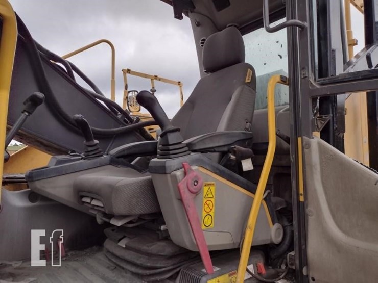 2015-volvo-ec220e-lr-image-18