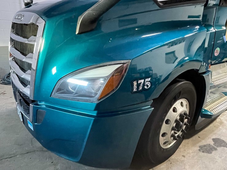 #6223-•-2022-freightliner-cascadia-semi-truck-(title-in-delay)-image-14