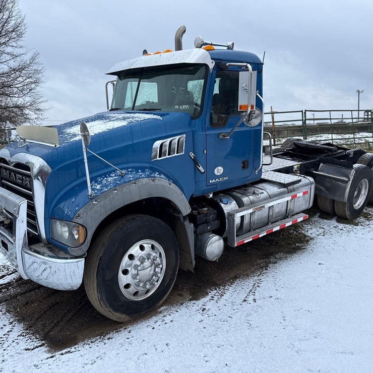 2017 MACK GRANITE GU713