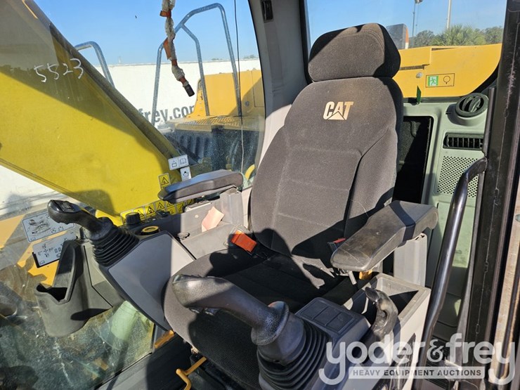 2020-caterpillar-320-image-40