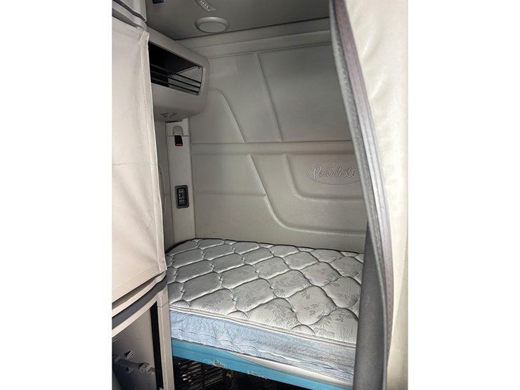 2020-peterbilt-579-image-6