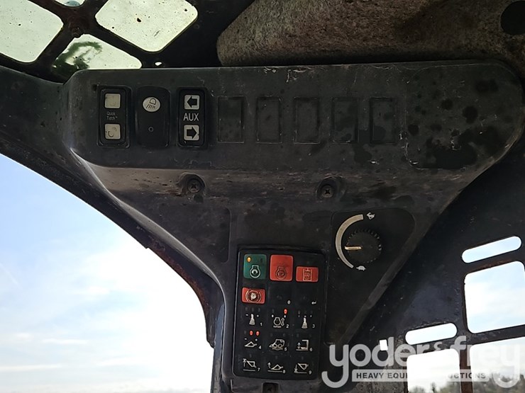 2019-deere-317g-image-25