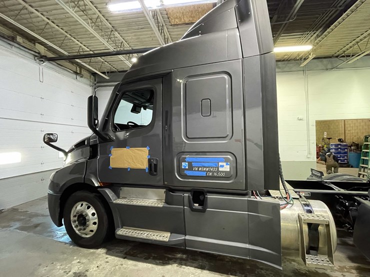 #6225-•-2021-freightliner-cascadia-semi-truck-(title-in-delay)-image-9