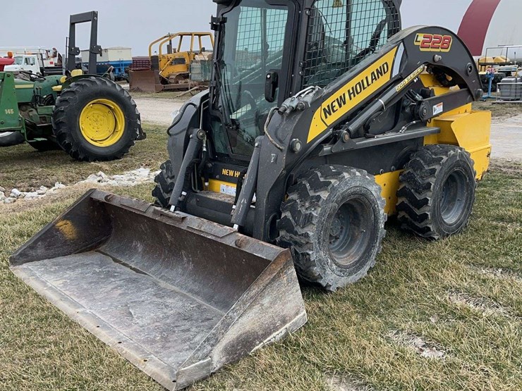 2018-new-holland-l228-image-1