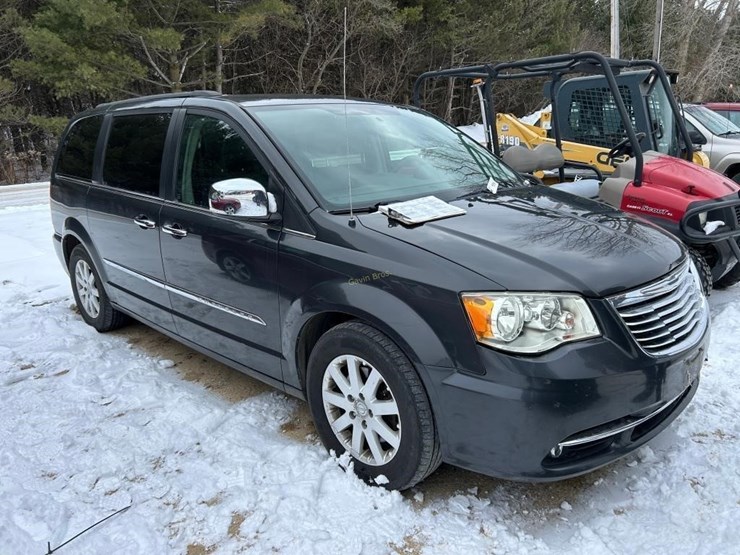 2012-chrysler-town-&-country-image-3