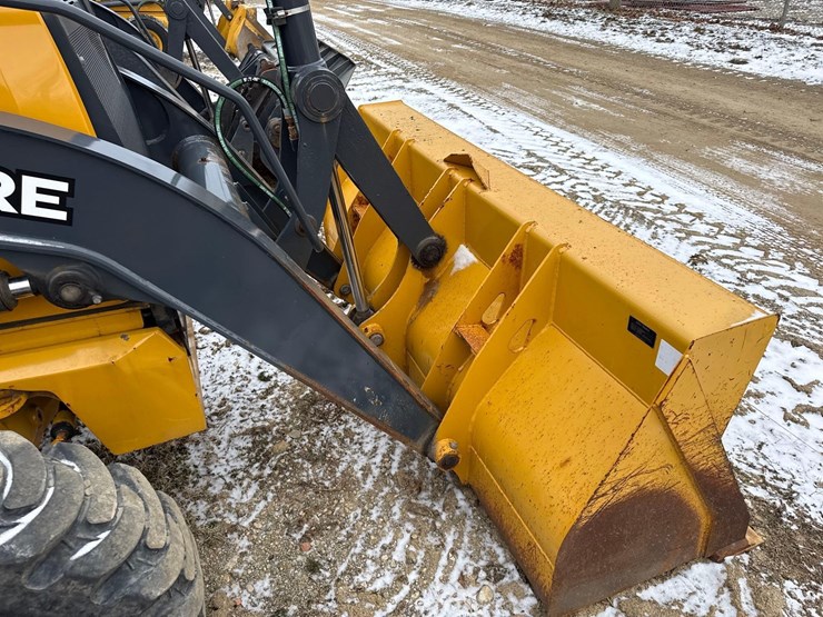 2022-john-deere-310-image-8