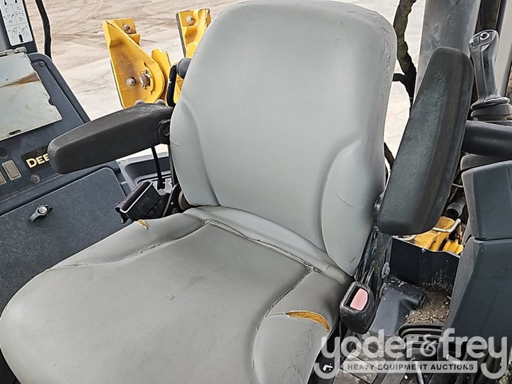 2015-deere-410l-image-30