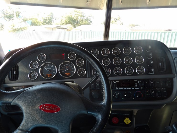 2022-peterbilt-389-image-41