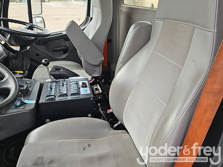 2022-freightliner-m2-106-image-29