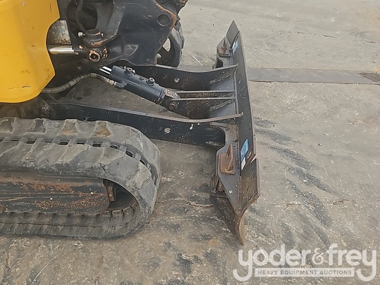 2018-deere-17g-image-11